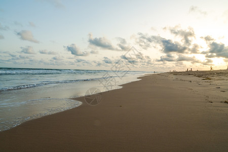 下午海洋大西的波浪登陆贝宁科托努奥巴马海滩岸边的贝宁科托努岛拉丘背景图片