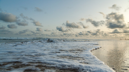 水旅行海洋大西的波浪登陆贝宁科托努奥巴马海滩岸边的贝宁科托努岛背景图片