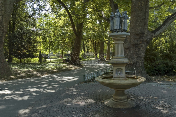欧洲保加利亚Plovdiv镇公共花园中的不喷泉建筑物普罗夫迪水图片