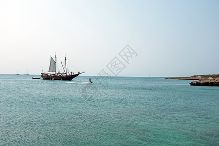 在加勒比海阿鲁巴岛的一个海湾中航行的船艇岩石旅游田园诗般的图片