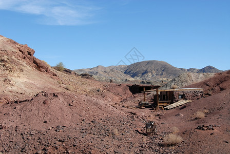 干燥加利福尼亚州鬼城的米涅斯柯小屋矿工背景图片