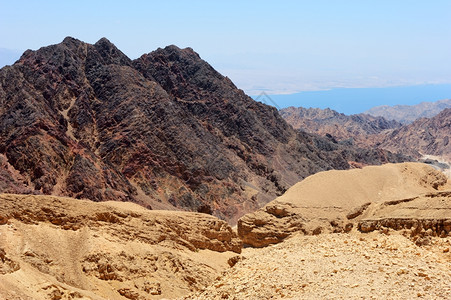 荒芜的沙漠山丘背景图片