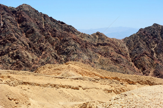 荒芜的沙漠山丘图片