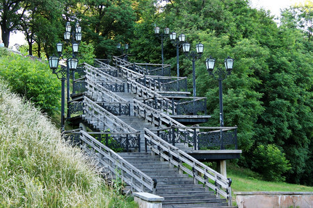 衬套户外梯子城市公园的木楼梯城市公园的木楼梯带灯笼图片
