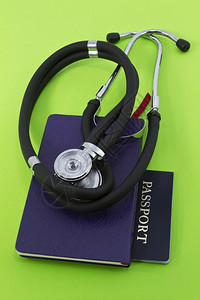 健康听诊器约瑟夫配有日记和绿色背景护照的立体镜以及绿背景护照图片