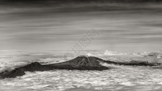 山间的云雾黑白照片图片