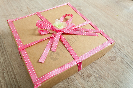 惊喜为了生日配有粉色丝带的可爱装饰礼品包图片
