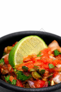 莎酱墨西哥盐杯辣自制番茄酱加鲜柠檬汁热的香菜背景图片