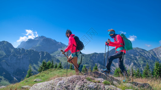 勇往直前的登山者图片