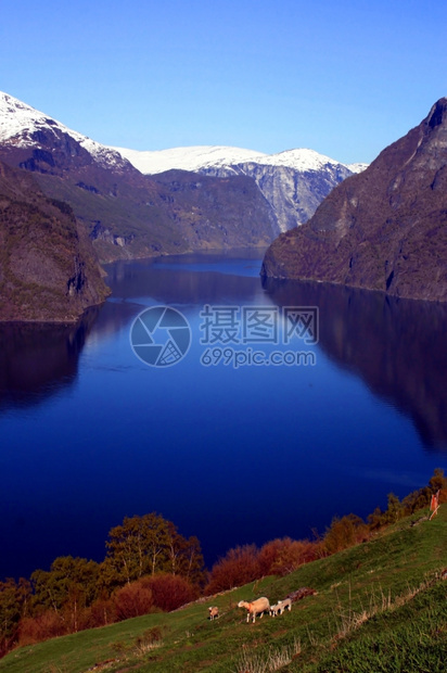 峡谷间的湖泊和河流图片