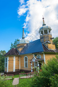 正统天空屋顶俄罗斯卡累利阿马西亚尔水域村2017年8月日使徒彼得木制教堂2017日在俄罗斯卡累利阿马西亚尔水域村图片