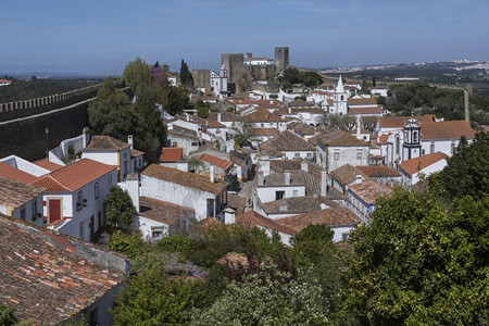 葡萄牙欧斯泰地区中世纪城堡和被墙隔在上的城镇Obidos葡萄牙语旅行据点图片
