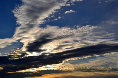 太阳远景光荷兰DeVlietlanden自然区上空有云的日落图片