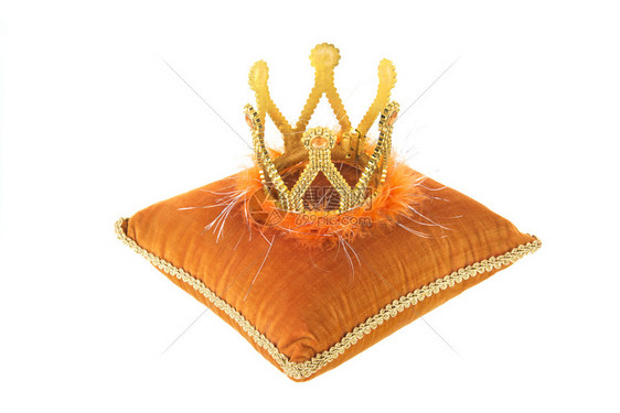 橙色皇家天鹅绒枕头皇冠与白色背景隔绝王国橙子公主图片