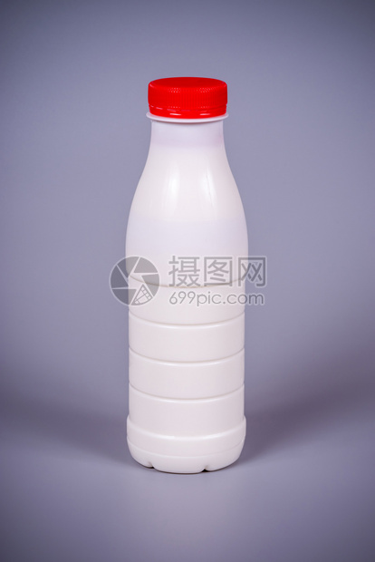 乳制品牛奶在塑料瓶里灰色背面有红塞子包装农场图片