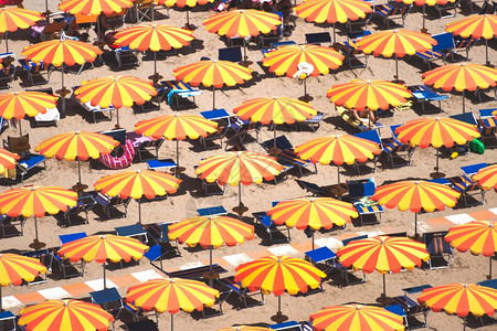 雨伞详情罗马涅亚得里海天空意大利罗马格纳海岸滩上雨伞的详情背景
