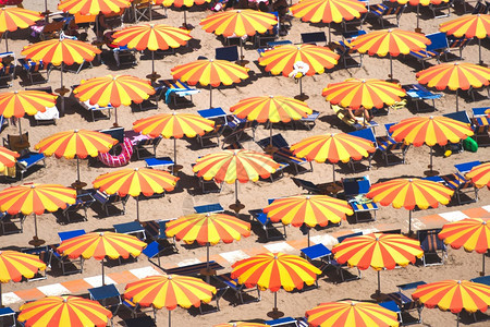 罗马涅亚得里海天空意大利罗马格纳海岸滩上雨伞的详情图片