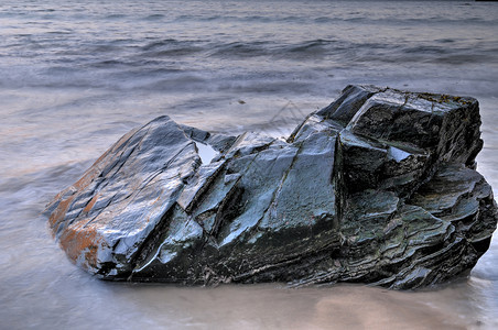 爱尔兰Donegal县巨型鞋郡Boulder覆盖海洋湿的图片