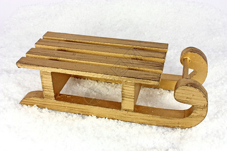人造雪中金橇玩具木头运动背景图片