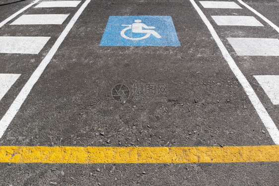 禁用沥青上涂有残疾人符号的交通标志在沥青上涂有残疾人符号运输可访问图片