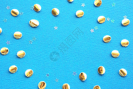 浅蓝色纹理背景上的金彩形和透明恒星的文本空间Goldenconfettiand透明星黄色的蓝乐趣图片