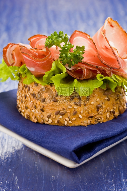 面包熏肉美味的培根和沙拉三明治蓝布和面食莴苣图片