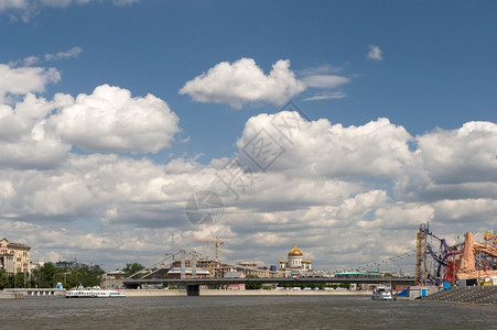 建筑学云俄罗斯莫科在河上桥图片