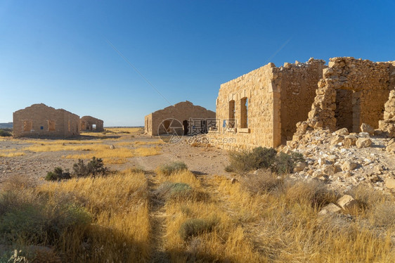 在以色列为荒漠公园的废墟和历史进行度假期发掘内盖夫图片