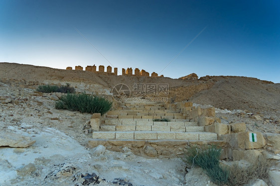 考古学发掘老的在以色列为荒漠公园的废墟和历史进行度假图片