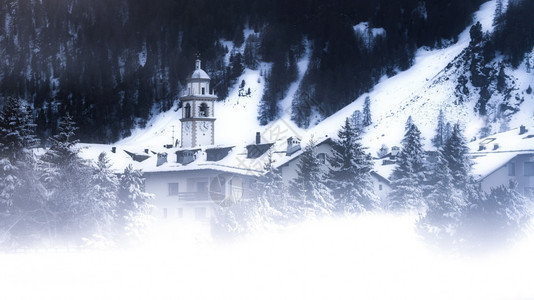 恩加丁房屋瑞士山丘上有雾雪的村庄图片