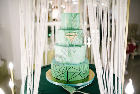 婚礼宴会上四层绿色婚礼蛋糕图片