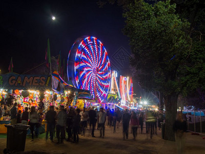 晚上夜接触在城市节庆中长的灯光照射着在发风轮上的城市节日图片