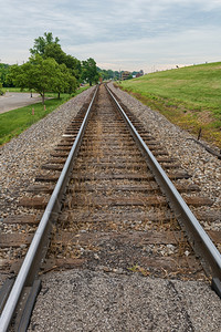 火车碎石印第安纳州地那新奥尔巴尼山脊上的铁路线图片