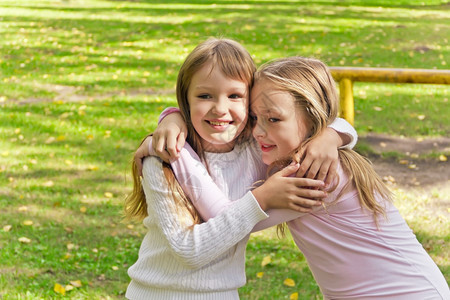 公园里拥抱的小女孩图片