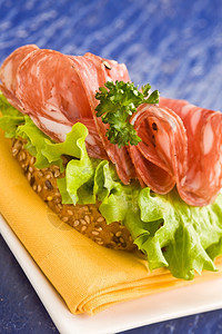 香菜美味的腊肠和生菜三明治黄布和面食萨拉米黄色的图片