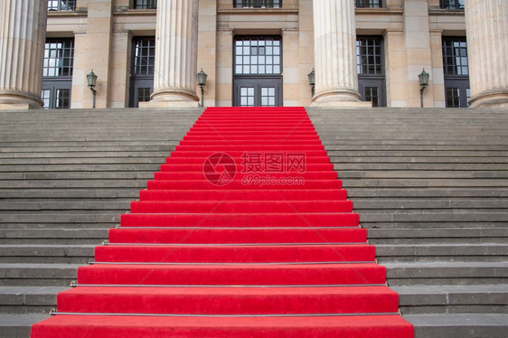 入口建筑物红地毯在主要楼梯的阶上天鹅绒图片