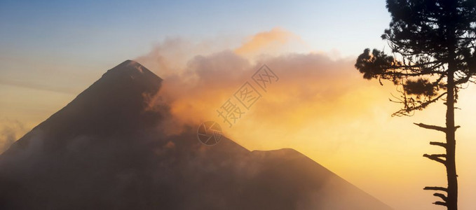 日落时看到的夕阳和火山图片