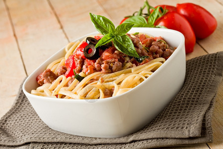 意大利语照片美味的意大利面和木制桌上肉酱食物图片