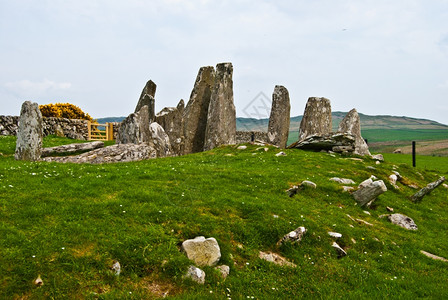 老的古苏格兰Cairnholy石头古墓称为Cairnholy石有腔的图片