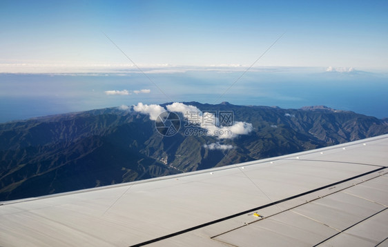 从飞机上看向火山图片