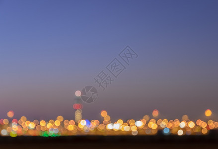 丰富多彩的模糊布基赫城市灯光在黄昏时抽象蓝色的发光图片