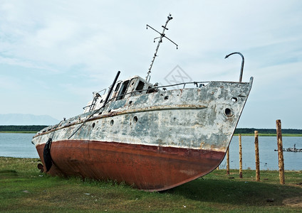 海岸线运输夏天Baikal湖的老生锈船图片