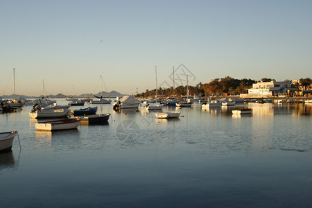 沿海城市码头的船图片
