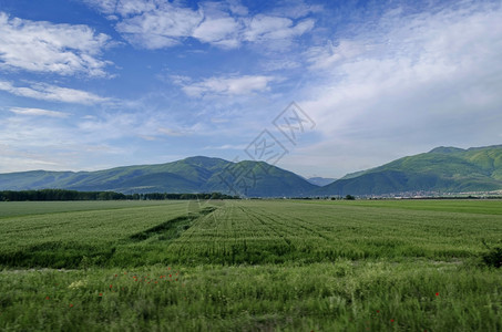 山间的美景和稻田图片