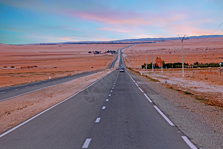 山间的美景落日和公路图片