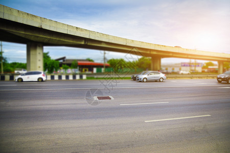 山间的美景落日和公路图片