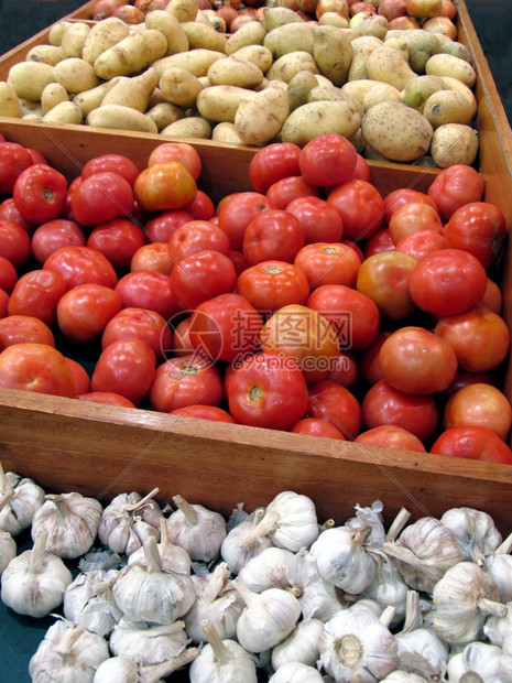 蔬菜柜中的大蒜马铃薯和番茄健康红色的成熟图片