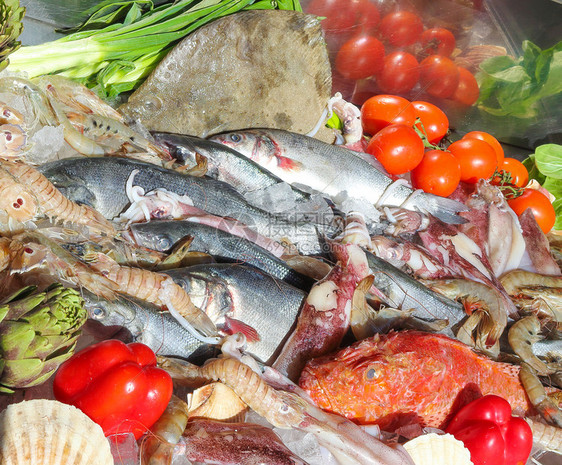 吃具有冰海食物背景蔬菜的鱼海鲜美食图片