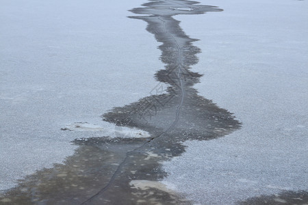 自然河上冰面的裂缝休息天图片