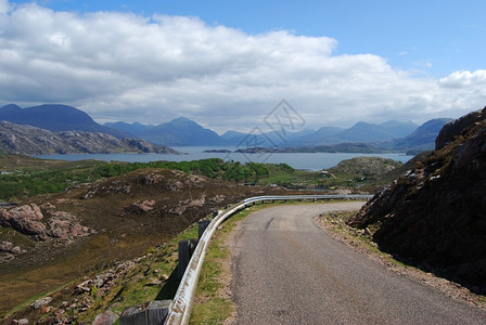 山间的美景和道路图片